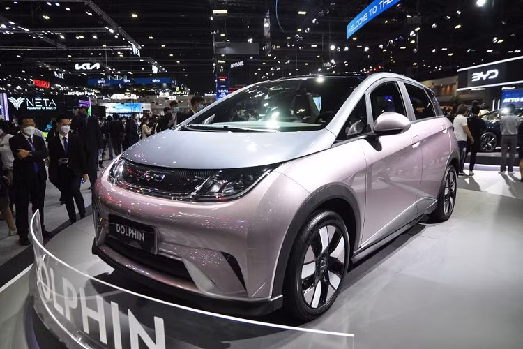 Bên ngoài, BYD Dolphin 2023 chạy điện thu hút sự chú ý bằng màu sơn ngoại thất phối 2 tông màu, ví dụ như xanh dương - bạc hoặc hồng nhạt - bạc.