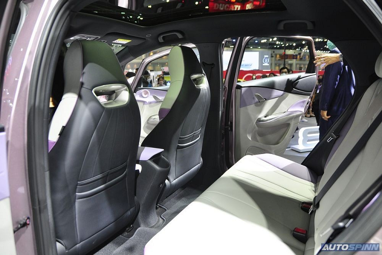 Chưa hết, BYD Dolphin còn có cửa sổ trời đi kèm rèm che nắng, phanh tay điện tử, tự động giữ phanh tạm thời, camera hành trình phía trước và ghế sau gập 60:40. Tuy nhiên, hàng ghế sau của xe không có cửa gió điều hòa mà chỉ có hộc đựng cốc và cổng USB.