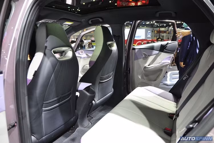 Chưa hết, BYD Dolphin còn có cửa sổ trời đi kèm rèm che nắng, phanh tay điện tử, tự động giữ phanh tạm thời, camera hành trình phía trước và ghế sau gập 60:40. Tuy nhiên, hàng ghế sau của xe không có cửa gió điều hòa mà chỉ có hộc đựng cốc và cổng USB.