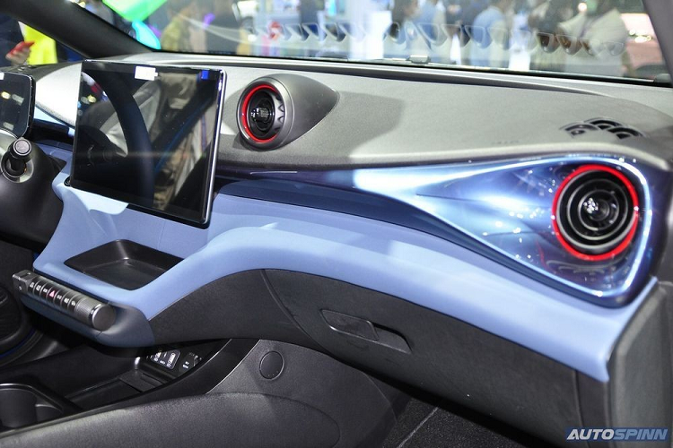 Trong khi đó, những tính năng an toàn của xe gồm có 6 túi khí, hệ thống cảnh báo áp suất lốp, hệ thống phanh tự động khẩn cấp, hệ thống cảnh báo tiền va chạm, hệ thống cảnh báo lệch làn đường, hỗ trợ giữ làn đường, hệ thống kiểm soát hành trình thích ứng, đèn pha tự động và camera 360 độ.