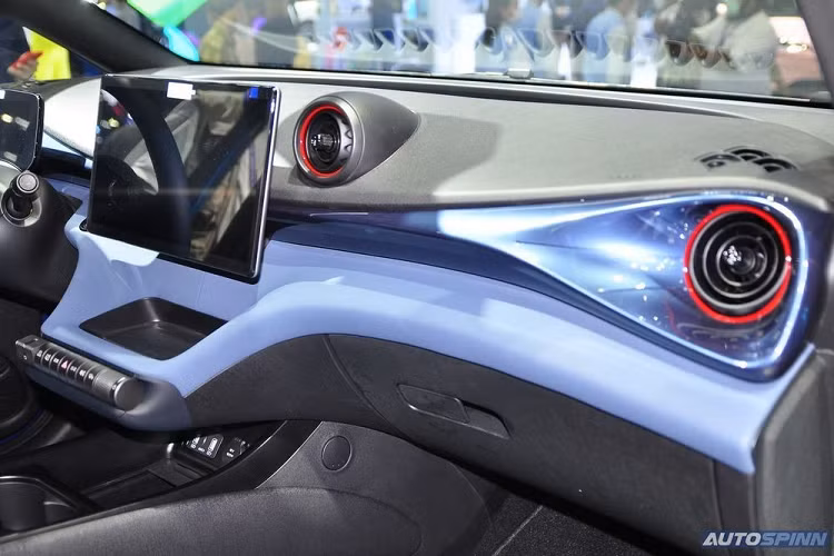 Trong khi đó, những tính năng an toàn của xe gồm có 6 túi khí, hệ thống cảnh báo áp suất lốp, hệ thống phanh tự động khẩn cấp, hệ thống cảnh báo tiền va chạm, hệ thống cảnh báo lệch làn đường, hỗ trợ giữ làn đường, hệ thống kiểm soát hành trình thích ứng, đèn pha tự động và camera 360 độ.