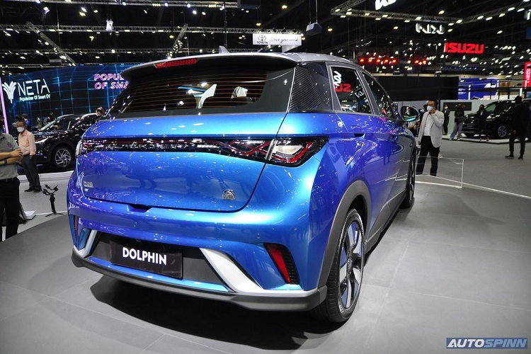 Ngoài ra, xe còn có tay nắm cửa nằm chìm vào thân xe, cụm đèn hậu vắt ngang và cản sau có thiết kế tương đồng với cản trước.