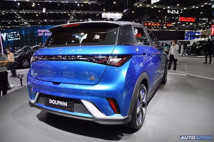 Ngoài ra, xe còn có tay nắm cửa nằm chìm vào thân xe, cụm đèn hậu vắt ngang và cản sau có thiết kế tương đồng với cản trước.