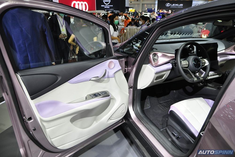 Tương tự ngoại thất, nội thất của BYD Dolphin cũng có sự kết hợp của 2 màu sắc để không tạo cảm giác nhàm chán. Bên trong xe còn có những điểm nhấn màu đỏ như viền cửa gió điều hòa và ghế.