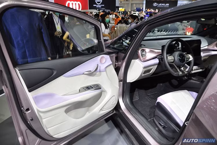 Tương tự ngoại thất, nội thất của BYD Dolphin cũng có sự kết hợp của 2 màu sắc để không tạo cảm giác nhàm chán. Bên trong xe còn có những điểm nhấn màu đỏ như viền cửa gió điều hòa và ghế.