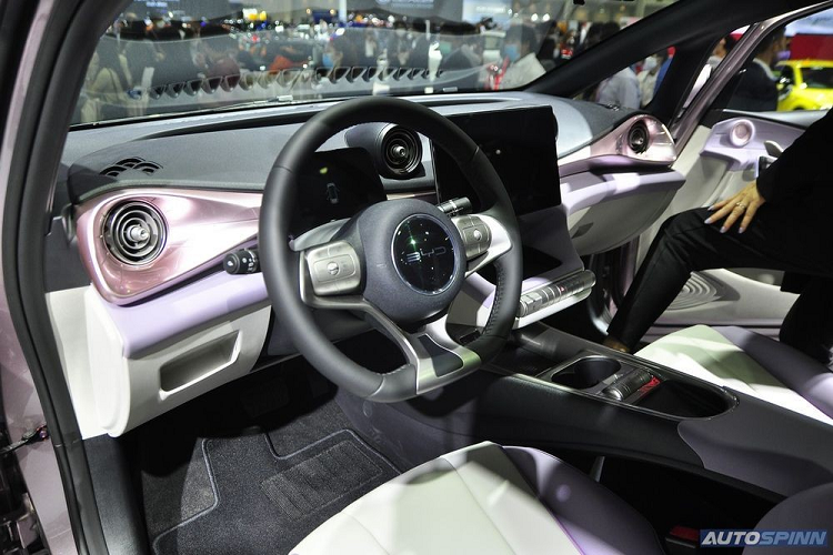 Trước mặt người lái là vô lăng vát đáy thể thao, tích hợp phím chức năng và bảng đồng hồ kỹ thuật số 5 inch.