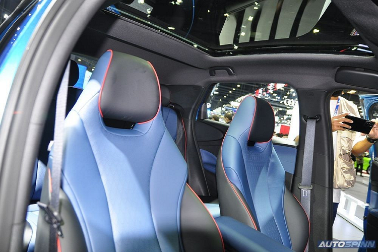 Bên trong mẫu xe hatchback hạng C này là không gian nội thất 5 chỗ ngồi với ghế bọc da. Riêng ghế trước có thiết kế thể thao, ôm lấy thân người ngồi và tích hợp tựa đầu ghế.