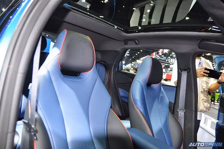 Bên trong mẫu xe hatchback hạng C này là không gian nội thất 5 chỗ ngồi với ghế bọc da. Riêng ghế trước có thiết kế thể thao, ôm lấy thân người ngồi và tích hợp tựa đầu ghế.
