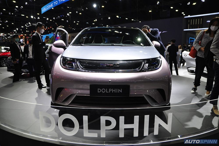 Theo hãng BYD, mẫu ô tô điện này được trang bị đèn pha LED, dải đèn LED định vị ban ngày, đèn hậu LED, gương chiếu hậu chỉnh điện/gập tay/tích hợp sấy gương, vành hợp kim 17 inch, lốp 205/50R17 và đèn hậu LED.