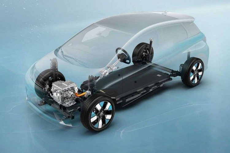 Khi mua mẫu ô tô điện này, khách hàng có thể chọn 2 phiên bản với mô-tơ điện và pin khác nhau. Thứ nhất là phiên bản dùng mô-tơ điện mạnh 95 mã lực, 180 Nm và pin BYD Blade Battery (LFP) 30,7 kWh. Theo chu trình thử nghiệm NEDC, phiên bản này có thể chạy được 301 km sau khi sạc pin.