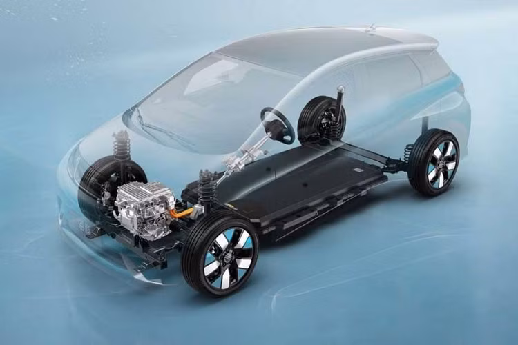 Khi mua mẫu ô tô điện này, khách hàng có thể chọn 2 phiên bản với mô-tơ điện và pin khác nhau. Thứ nhất là phiên bản dùng mô-tơ điện mạnh 95 mã lực, 180 Nm và pin BYD Blade Battery (LFP) 30,7 kWh. Theo chu trình thử nghiệm NEDC, phiên bản này có thể chạy được 301 km sau khi sạc pin.