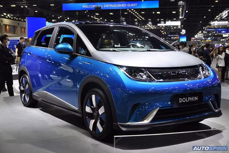 Thứ hai là phiên bản dùng mô-tơ điện mạnh 170 mã lực, 290 Nm và pin LFP 44,9 kWh. Quãng đường di chuyển sau khi sạc pin của phiên bản này là 405 km.