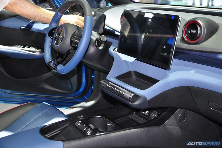 Bên cạnh đó là màn hình cảm ứng trung tâm 12,8 inch có thể xoay ngang hoặc dọc.