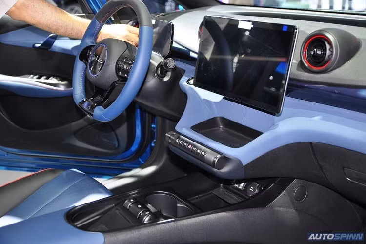 Bên cạnh đó là màn hình cảm ứng trung tâm 12,8 inch có thể xoay ngang hoặc dọc.