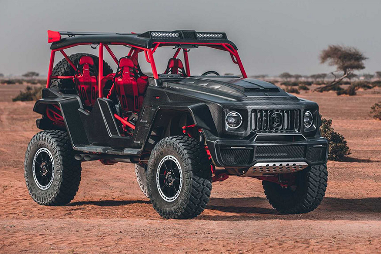 Đi kèm với đó là dây đai an toàn 5 điểm chuẩn xe đua. Người chỉ đường ngồi ở vị trí ghế phụ cũng được trang bị 1 màn hình GPS chuyên dụng đến từ Lowrance. Với những nỗ lực giảm cân cực gắt, mỗi chiếc Brabus 900 Crawler của nhà độ Đức đã giảm được tới 420kg trọng lượng (2.065kg so với mức 2.485 kg của một chiếc G63 tiêu chuẩn) - tức là non nửa trọng lượng của một mẫu xe hạng A như Morning hay i10.