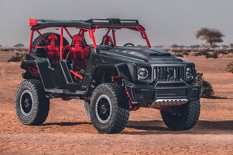 Đi kèm với đó là dây đai an toàn 5 điểm chuẩn xe đua. Người chỉ đường ngồi ở vị trí ghế phụ cũng được trang bị 1 màn hình GPS chuyên dụng đến từ Lowrance. Với những nỗ lực giảm cân cực gắt, mỗi chiếc Brabus 900 Crawler của nhà độ Đức đã giảm được tới 420kg trọng lượng (2.065kg so với mức 2.485 kg của một chiếc G63 tiêu chuẩn) - tức là non nửa trọng lượng của một mẫu xe hạng A như Morning hay i10.