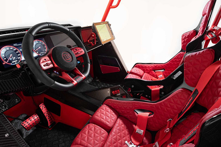 Và mặc dù nội thất thiết kế hoàn toàn mở, nhưng Brabus 900 Crawler vẫn giữ được sự bảnh chọe "chất chơi" dành cho các đại gia. Toàn bộ bảng táp-lô được ốp sợi carbon thể thao. Trong khi vô-lăng Brabus với thiết kế giống dòng xe hiệu năng cao AMG của hãng được bọc bởi chất liệu da lộn. Cả hai hành khách đều được trang bị bộ ghế thể thao siêu nhẹ, bọc da màu đỏ với hoa văn tam giác cực chất.