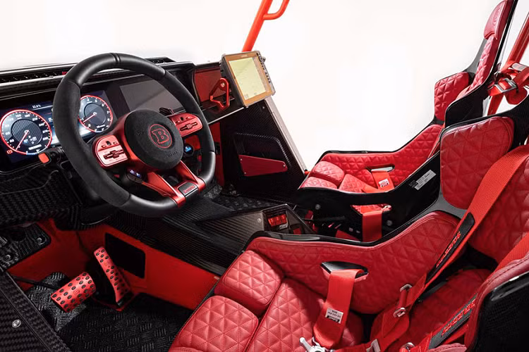 Và mặc dù nội thất thiết kế hoàn toàn mở, nhưng Brabus 900 Crawler vẫn giữ được sự bảnh chọe "chất chơi" dành cho các đại gia. Toàn bộ bảng táp-lô được ốp sợi carbon thể thao. Trong khi vô-lăng Brabus với thiết kế giống dòng xe hiệu năng cao AMG của hãng được bọc bởi chất liệu da lộn. Cả hai hành khách đều được trang bị bộ ghế thể thao siêu nhẹ, bọc da màu đỏ với hoa văn tam giác cực chất.