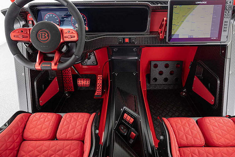 Tiếp đến, vỏ xe cũng đã được lột trần và thay thế toàn bộ bởi ống thép chịu lực, bao gồm cả lồng chống lật. Như vậy chắc chắn hành khách sẽ phải chịu cảnh "mưa cũng đến mặt, nắng cũng đến đầu". Tuy nhiên, đây dường như là một yếu tố trải nghiệm bắt buộc phải có khi chạy tour địa hình.