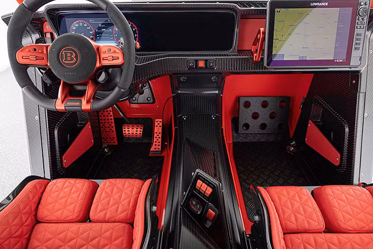 Tiếp đến, vỏ xe cũng đã được lột trần và thay thế toàn bộ bởi ống thép chịu lực, bao gồm cả lồng chống lật. Như vậy chắc chắn hành khách sẽ phải chịu cảnh "mưa cũng đến mặt, nắng cũng đến đầu". Tuy nhiên, đây dường như là một yếu tố trải nghiệm bắt buộc phải có khi chạy tour địa hình.