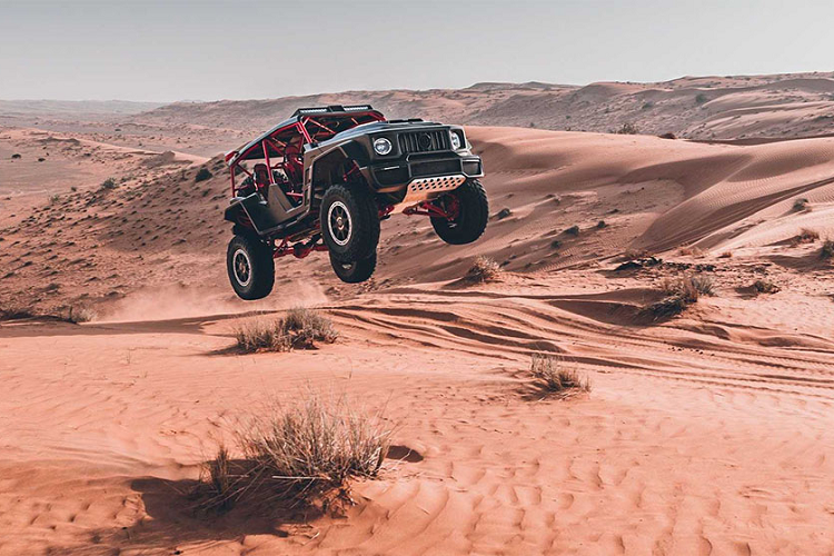 Bản độ G63 của Brabus theo phong cách buggy (xe bọ - chuyên trị loại địa hình đầm lầy và đồi cát) của nhà độ trứ danh nước Đức Brabus thực sự có thể gây ấn tượng mạnh ngay từ thông số trên giấy tờ: sức mạnh lên tới 888 mã lực và sức kéo 1.250 Nm được tạo ra từ cỗ máy V12 4.5L tăng áp kép!