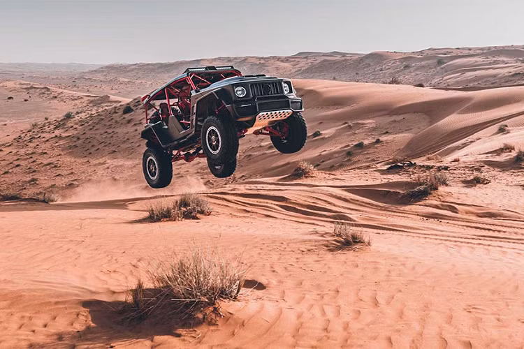 Bản độ G63 của Brabus theo phong cách buggy (xe bọ - chuyên trị loại địa hình đầm lầy và đồi cát) của nhà độ trứ danh nước Đức Brabus thực sự có thể gây ấn tượng mạnh ngay từ thông số trên giấy tờ: sức mạnh lên tới 888 mã lực và sức kéo 1.250 Nm được tạo ra từ cỗ máy V12 4.5L tăng áp kép!