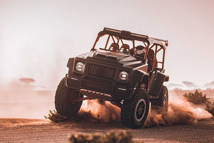 Khác biệt hoàn toàn so với những bản độ chính hãng, như G63 6x6 (3 cầu 6 bánh) hạng nặng hay phiên bản Maybach siêu sang G650 Landaulet, Mercedes-G63 độ Brabus 900 Crawler gần như thể hiện một chất điên dại hoàn toàn khác ẩn bên trong dòng máu Mercdes.