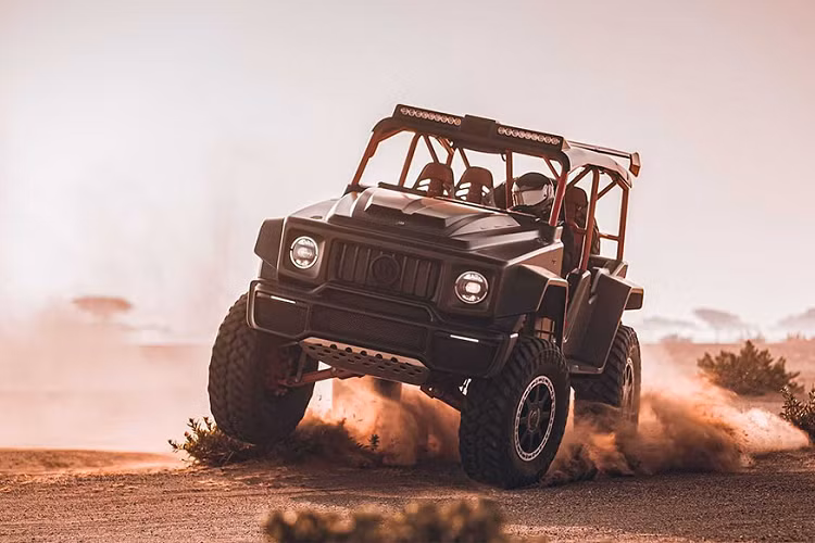 Khác biệt hoàn toàn so với những bản độ chính hãng, như G63 6x6 (3 cầu 6 bánh) hạng nặng hay phiên bản Maybach siêu sang G650 Landaulet, Mercedes-G63 độ Brabus 900 Crawler gần như thể hiện một chất điên dại hoàn toàn khác ẩn bên trong dòng máu Mercdes.