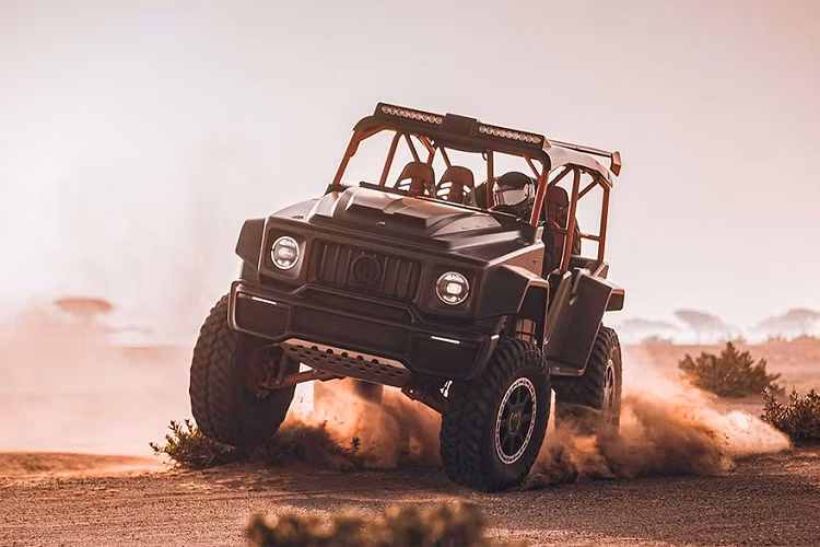 Để làm được điều này, các kỹ sư Brabus đã phải sử dụng trục lệch tâm (portal axle) với hệ thống truyền lực gián tiếp tới các bánh xe thông qua hệ thống bánh răng, thay vì gắn cầu trực tiếp vào chính giữa bánh xe như thông thường. Cùng với đó, Brabus 900 Crawler cũng được nâng cấp cả hệ thống treo cực mạnh, với hành trình lò xo lên tới 16 cm để có thể thích ứng với các loại chướng ngại vật kích cỡ lớn khi đang lướt cực nhanh trên những địa hình khó như đồi cát sỏi.