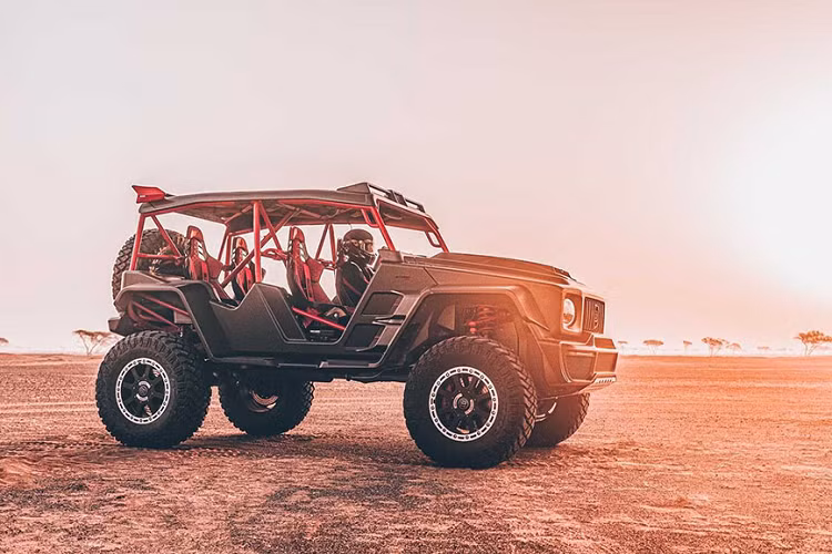 Đầu tiên phải kể tới việc Brabus 900 Crawler đã được loại bỏ hoàn toàn bộ các cửa ra vào vốn nặng chịch như cánh két sắt. Thay vào đó là bộ khung cường lực bằng sợi carbon siêu nhẹ để giảm trọng lượng của xe.