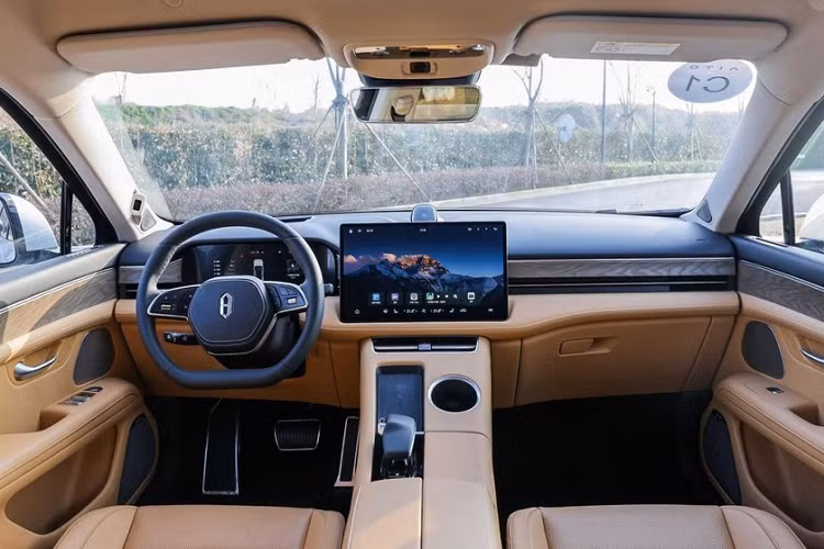 AITO M5 đã chính thức được công bố vào tháng 12 năm ngoái, và trong khi vẫn giữ nguyên các đặc điểm chính của SF5, nó mang đến một nội thất thoải mái hơn, thiết kế cải tiến, và nhiều công nghệ nâng cấp đáng chú ý. Kênh YouTube “Wheelsboy” mới đây đã có cơ hội trải nghiệm tận tay mẫu SUV chạy điện sang trọng, và nó quả là một sản phẩm thú vị.