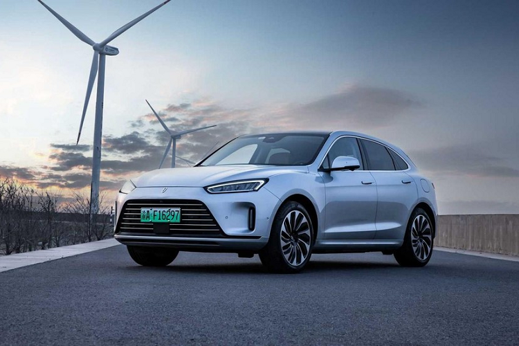 Vào tháng 4 năm ngoái, công ty sản xuất điện thoại thông minh Huawei và nhà sản xuất ôtô Trung Quốc Seres đã phối hợp trình làng một mẫu SUV mới có tên SF5, và nó trở thành chiếc xe ôtô điện đầu tiên của Huawei bán ra. SF5 không được phát triển từ đầu bởi Huawei, mặc dù công ty công nghệ này có đóng góp lớn về nhiều mặt.