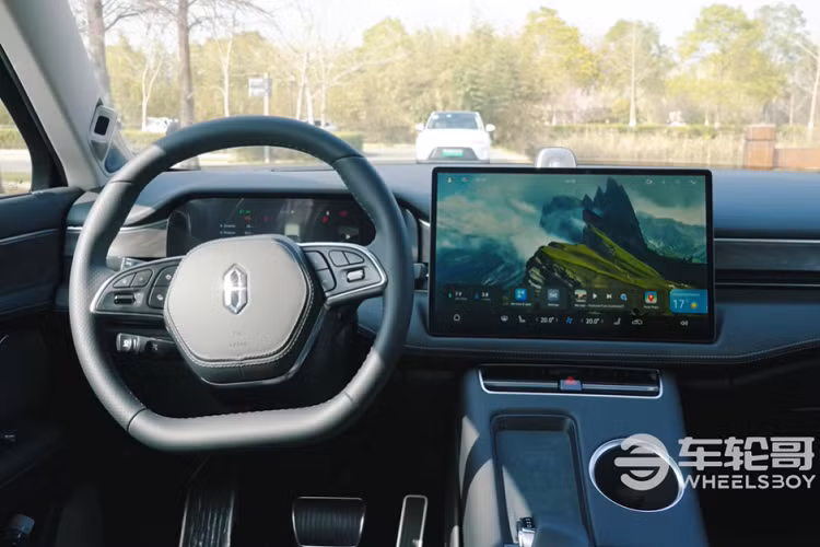 Vậy rốt cuộc thì Huawei đã có đóng góp gì cho mẫu xe này? Thứ nhất, Huawei về cơ bản đã cung cấp các mô tơ điện cho hệ truyền động hybrid. M5 sử dụng một động cơ tăng áp dung tích 1.5 lít, hoạt động như một máy phát điện chứ không phải để chuyển động các bánh xe. Tùy thuộc vào cấu hình, công suất của hệ thống có thể là 272 mã lực, 428 mã lực, hoặc 496 mã lực.