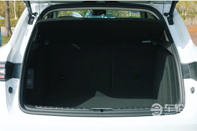 Một trong những tính năng kỳ quặc mà AITO M5 sở hữu là hệ thống mô phỏng các âm thanh động cơ và ống xả khác nhau, một tính năng đang trở nên phổ biến trong những mẫu xe Trung Quốc mới. Phần thú vị nhất ở đây là nó cũng tạo ra âm thanh giả mô phỏng sự chuyển số từ hộp số sàn truyền thống.