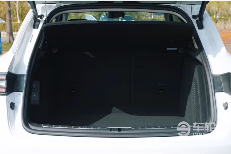 Một trong những tính năng kỳ quặc mà AITO M5 sở hữu là hệ thống mô phỏng các âm thanh động cơ và ống xả khác nhau, một tính năng đang trở nên phổ biến trong những mẫu xe Trung Quốc mới. Phần thú vị nhất ở đây là nó cũng tạo ra âm thanh giả mô phỏng sự chuyển số từ hộp số sàn truyền thống.