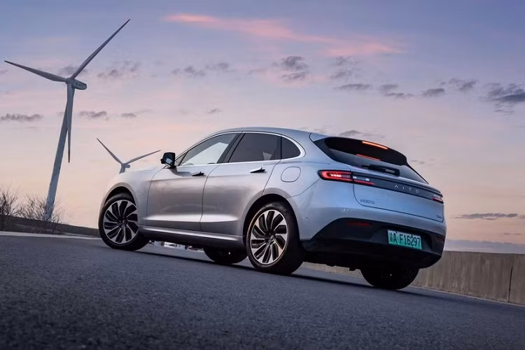 Tuy nhiên, mẫu xe AITO M5 2022 mới này đã không mang lại thành công về doanh số bán hàng cho hai công ty, và chỉ vài tháng sau, họ liền bày ra một cách tiếp cận khác. SF5 đã “biến hình” thành một chiếc SUV sang trọng hơn và được tung ra với thương hiệu AITO mới.