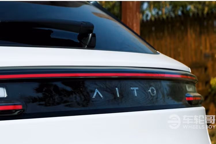 Mức giá xe Aito M5 2022 tại thị trường Trung Quốc khởi điểm từ 39.524 USD (khoảng 903 triệu đồng) cho bản RWD, phiên bản AWD có giá 44.271 USD (khoảng 1,01 tỷ đồng) và Aito M5 AWD hàng đầu có giá 50.600 USD (khoảng 1,16 tỷ đồng).