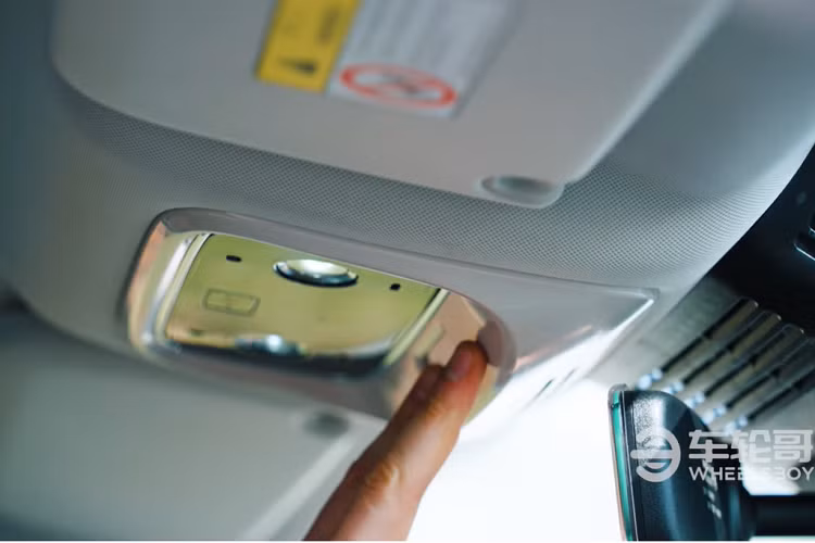 Bên cạnh đó, Huawei cũng góp công phát triển các thiết bị điện tử trong xe, và cung cấp hệ thống thông tin giải trí của riêng họ, một tính năng mà “Wheelsboy” khẳng định là thuộc dạng tốt nhất trong ngành.