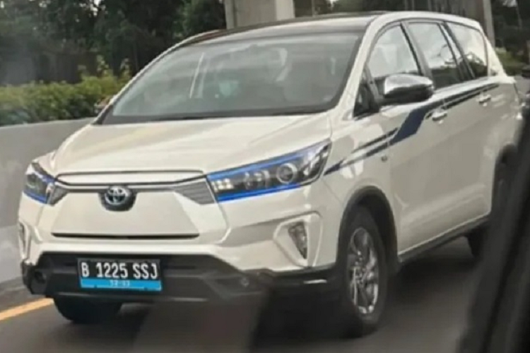 Xuất hiện trong khuôn khổ triển lãm Indonesia International Motor Show 2022 diễn ra tại thủ đô Jakarta hồi tháng 3 vừa qua, Toyota Innova EV Concept chạy điện đã trở thành tâm điểm, thu hút sự quan tâm của người dùng tại quốc đảo.
