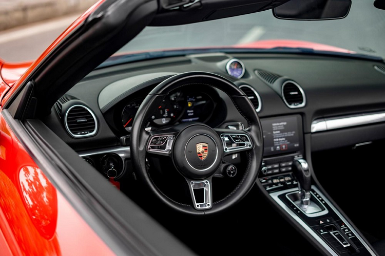 Số lượng các xe thể thao độ cửa cắt kéo Lamborghini tại Việt Nam không thiếu nhưng tìm kiếm trên mẫu xe Porsche 718 Boxster lại khá khiêm tốn. Chính vì điều này mà việc chiếc Porsche 718 Boxster độ cửa cắt kéo có thể giúp ngoại hình xe trở nên mới lạ.