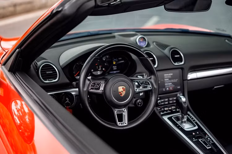 Số lượng các xe thể thao độ cửa cắt kéo Lamborghini tại Việt Nam không thiếu nhưng tìm kiếm trên mẫu xe Porsche 718 Boxster lại khá khiêm tốn. Chính vì điều này mà việc chiếc Porsche 718 Boxster độ cửa cắt kéo có thể giúp ngoại hình xe trở nên mới lạ.