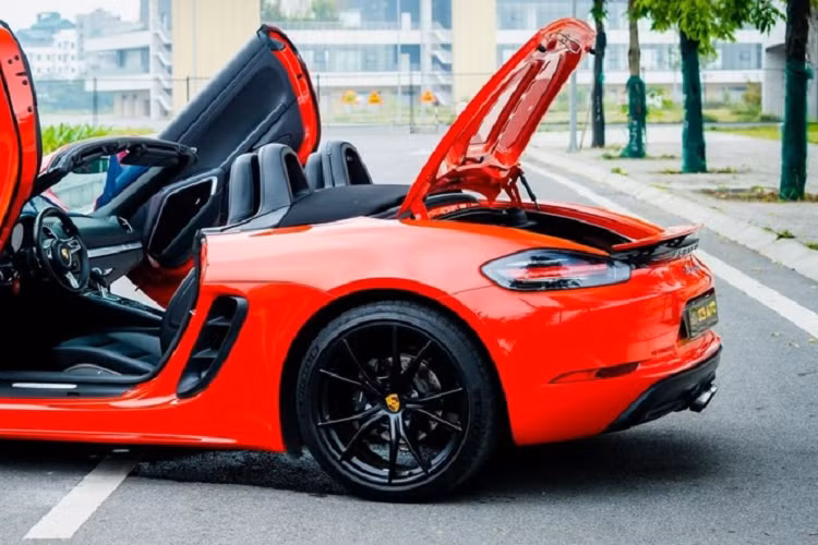 Ngoài màu sơn đỏ rất hiếu chiến ở ngoại thất, chiếc xe thể thao mui trần Porsche 718 Boxster đời 2019 độ cửa cắt kéo Lamborghini này còn có các chi tiết sơn đen tạo điểm nhấn, xe được trang bị bộ la-zăng 20 inch, 5 chấu kép sơn đen của phiên bản Porsche 911 Carrera S.