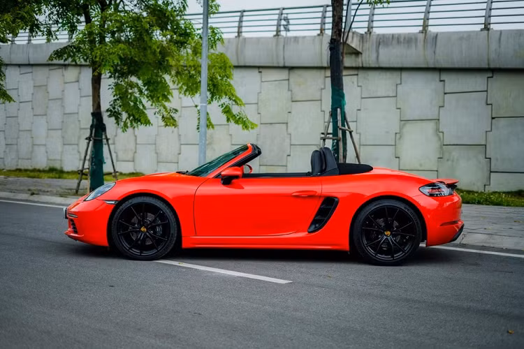 Dù đã có số đồ chơi chính hãng "sương sương" 1 tỷ đồng nhưng một chiếc xe thể thao mui trần Porsche 718 Boxster đời 2019 vẫn được chủ nhân quyết tâm cho vô thêm 1 số món đồ độ với tổng trị giá phải trên vài trăm triệu đồng.