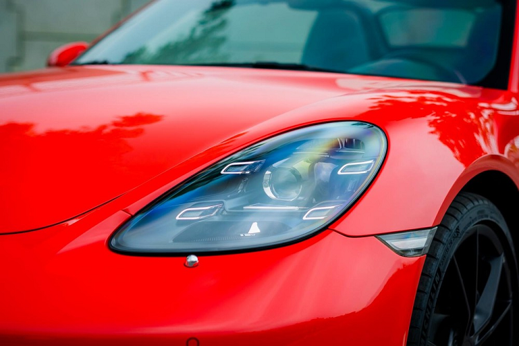 Chi tiết khó ăn nhất trong việc độ cửa cắt kéo cho xe sedan, xe thể thao chính là việc đặt bản lề cho hợp lý để không ảnh hưởng thiết kế của xe và sau này, chủ nhân chán có thể trả về cửa "zin" dễ dàng. 