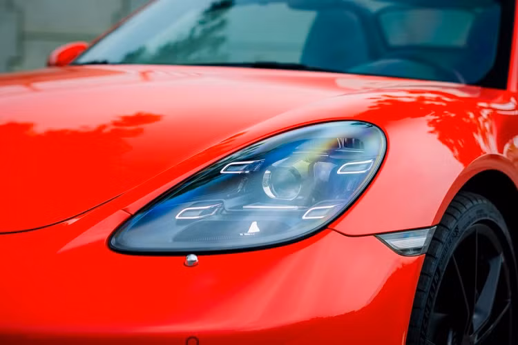 Chi tiết khó ăn nhất trong việc độ cửa cắt kéo cho xe sedan, xe thể thao chính là việc đặt bản lề cho hợp lý để không ảnh hưởng thiết kế của xe và sau này, chủ nhân chán có thể trả về cửa "zin" dễ dàng. 