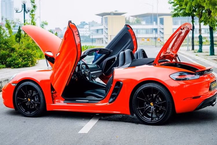 Cụ thể, chiếc xe thể thao mui trần Porsche 718 Boxster đời 2019 được chủ nhân cho lên một số đồ chơi để tạo sự ấn tượng về mặt ngoại hinh cũng như âm thanh như hệ thống ống xả độ hay cửa cắt kéo kiểu siêu xe Lamborghini.