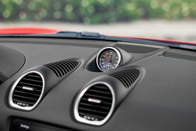 Ưu điểm của việc độ cửa cắt kéo ngoài việc đem đến cái nhìn hấp dẫn và đẳng cấp ra còn rất hữu ích ở nơi đường phố chật chội hoặc có khu vực đỗ xe hạn chế, trong 1 số trường hợp chủ nhân là người hay bất cẩn mở cửa xe không quan sát, loại cửa cắt kéo khá an toàn cho các phương tiện đi phía sau khi cửa xe bất ngờ mở ra.