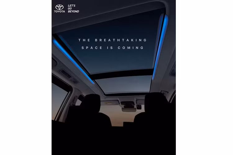 Thêm vào đó là cần số nằm cao, hộc đựng cốc nằm phía trước cửa gió điều hòa để làm mát và ghế bọc da pha nỉ. Đặc biệt, Toyota Innova 2023 còn lần đầu tiên được trang bị cửa sổ trời toàn cảnh Panorama, đi kèm 2 dải đèn viền LED. Vì sự xuất hiện của cửa sổ trời toàn cảnh nên cửa gió điều hòa dành cho hàng ghế sau được chuyển sang hai bên trần xe.