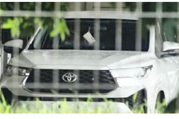 Tin đồn cho biết Toyota Innova 2023 sẽ được phát triển dựa trên khung gầm liền khối TNGA mới thay vì hình thang như cũ. Đồng thời, xe cũng chuyển từ hệ dẫn động cầu sau thành cầu trước. Nằm bên dưới nắp ca-pô của Toyota Innova 2023 là động cơ xăng hoặc hệ truyền động hybrid mới và không còn động cơ diesel như trước. Dự đoán, động cơ của mẫu MPV này sẽ có dung tích xi-lanh 1.8L và 2.0L.