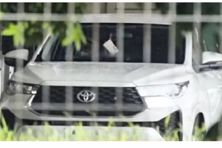 Tin đồn cho biết Toyota Innova 2023 sẽ được phát triển dựa trên khung gầm liền khối TNGA mới thay vì hình thang như cũ. Đồng thời, xe cũng chuyển từ hệ dẫn động cầu sau thành cầu trước. Nằm bên dưới nắp ca-pô của Toyota Innova 2023 là động cơ xăng hoặc hệ truyền động hybrid mới và không còn động cơ diesel như trước. Dự đoán, động cơ của mẫu MPV này sẽ có dung tích xi-lanh 1.8L và 2.0L.